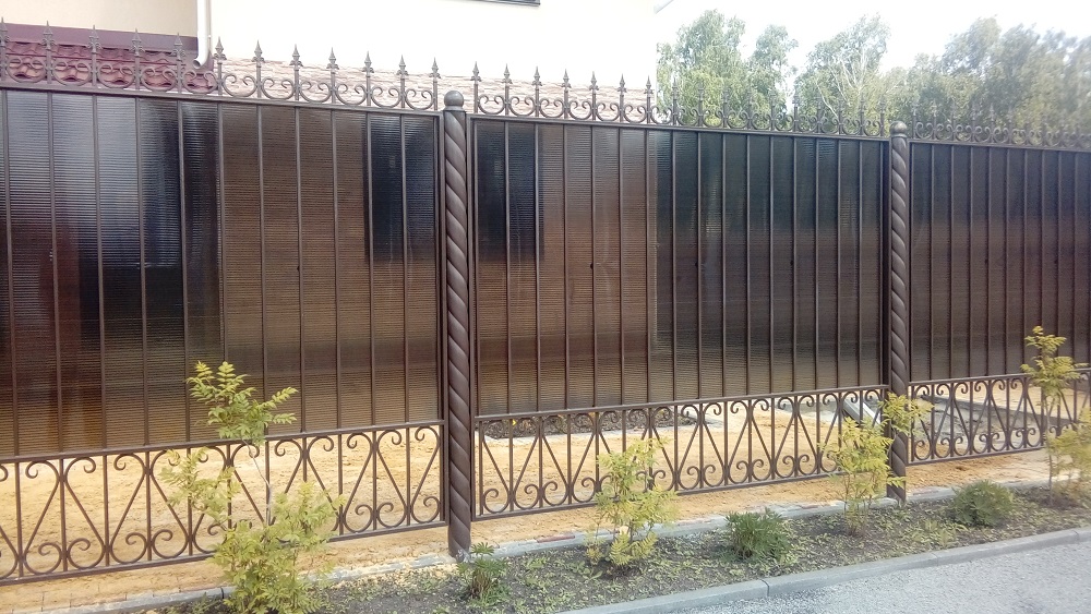 Забор кованый с поликарбонатом № 7 в Челябинске - фото и цены в каталоге