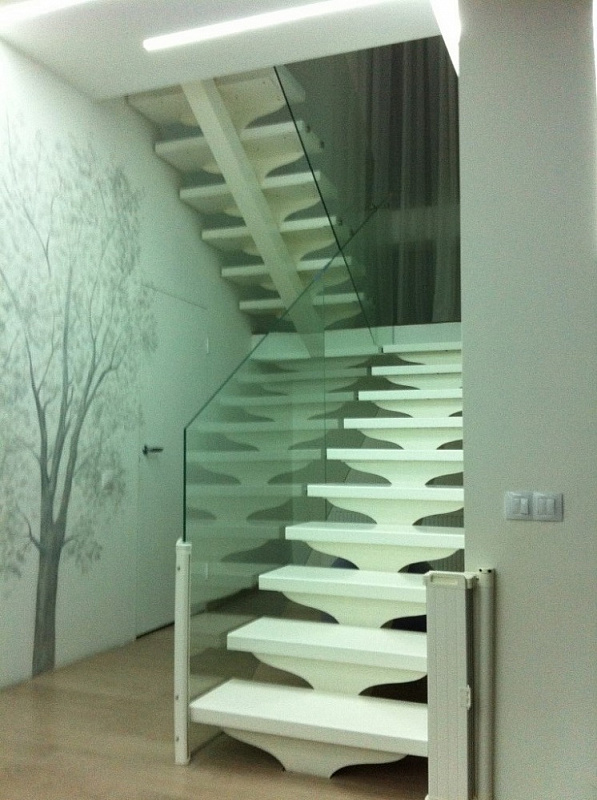 П-образная 2-маршевая лестница с площадкой на монокосоуре фото