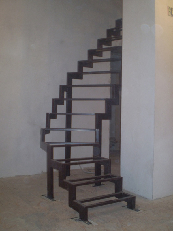 Г-образная лестница с забежными ступенями фото