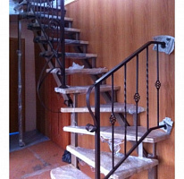  Кованая маршевая лестница на второй этаж дома фото