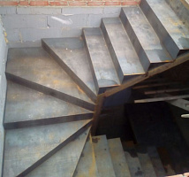 П-образная 2-маршевая лестница с забежными ступенями фото