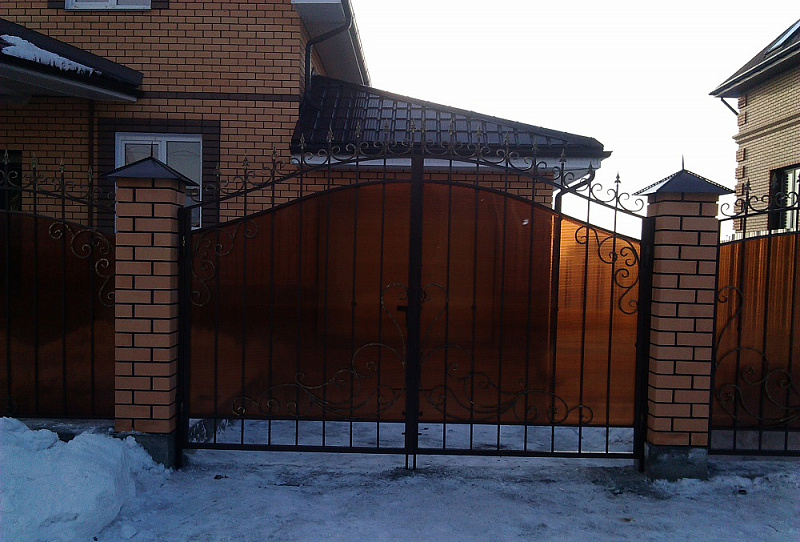 Забор кованый с поликарбонатом № 6 фото