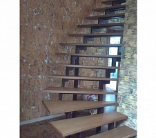 Г-образная лестница с забежными ступенями фото