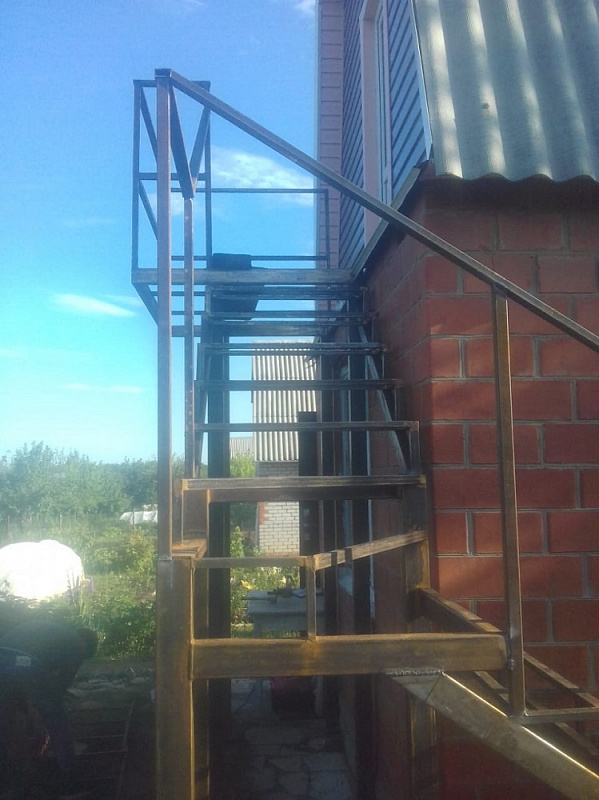 Лестница уличная металлическая на мансарду фото